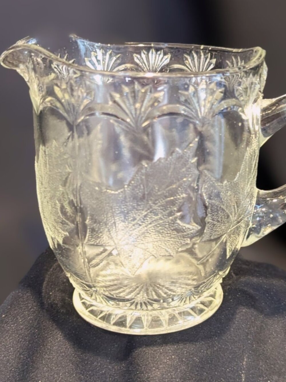 Pot à crème verre pressé canadien motif de feuille d'érable, environ 1880-1920